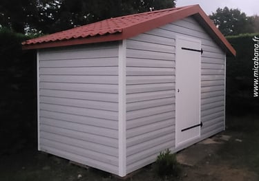 abri de jardin en ossature bois, avec débord de toit,  plancher bois inclus, bardage PVC facile d'entretien et toit bac acier