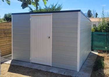 abri en ossature bois, posé sur dalle béton, porte PVC, charnières alu, bardage PVC rigide., toit monopente  en bac acier