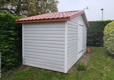 abri de jardin avec bardage vynil, toit en bac acier imitation tuile et débord de toit périphérique.