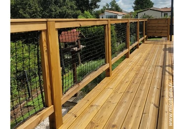 terrasse en bois sur pilotis avec rambardes cadres avec filets, poteaux et main courante en bois