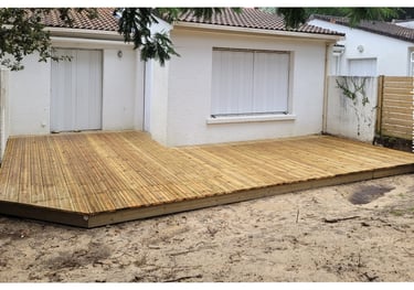 terrasse en bois de 40m² avec jupe de finition sur le pourtour