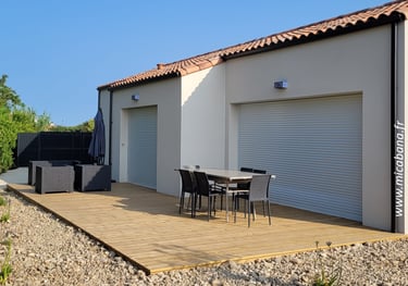 Réalisation d'une terrasse en bois de plein pieds avec seuil de porte inclus