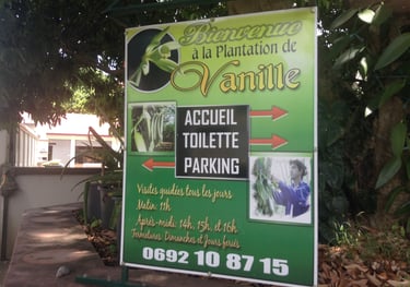 Placa informativa no tour da plantação de baunilha, Ilha Reunião.