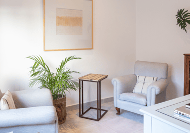 #Consultório de psicoterapia clean e tranquilo, projetado para promover conforto e bem-estar.