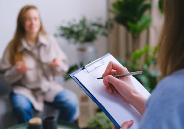 3Sessão de terapia presencial com terapeuta e cliente em um ambiente acolhedor e seguro, facilitando