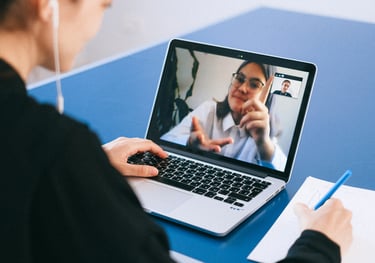 #Terapeuta conduzindo sessão de terapia online, oferecendo suporte e orientação através de uma video