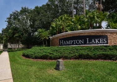 a sign that says hampton lakes