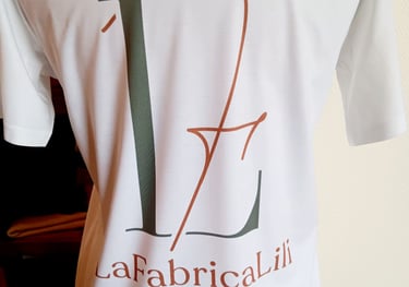 Image du t-shirt avec le logo lafabricalili