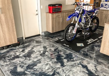 metalico en garaje personalizado moto de motocross garaje negro con blanco pisos de resina epoxica 