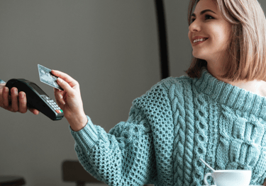 Mujer pagando con tarjeta