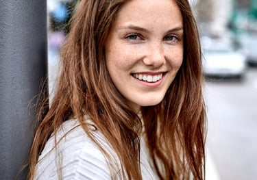 jeune femme transformée positivement