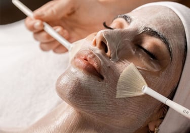 Mujer recibe limpieza facial profunda con peeling médico suave en AR Clinic Barcelona.