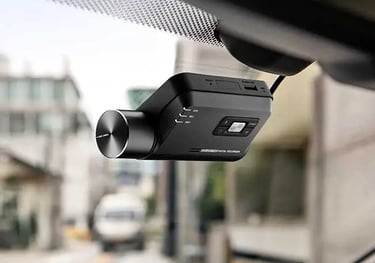 Thinkware Q850 dash cam mounted on car windscreen for front-facing video recording and safety.