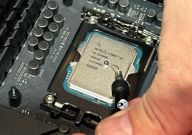 Application de pâte thermique sur un processeur Intel i9 avant l'installation du refroidisseur