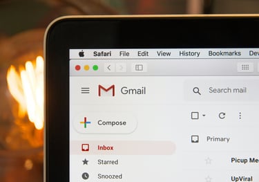 Écran de PC portable affichant Gmail utilisé dans le cadre d'une aide administrative à domicile