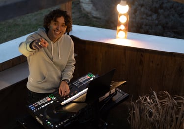 Tom Olympio, DJ professionnel, mixant sur ses platines en région PACA