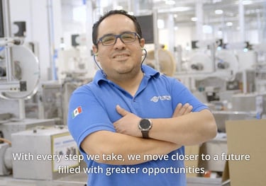 Hombre en entrevista durante grabación de video corporativo en querétaro