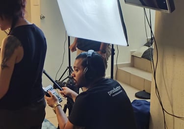 Productor audiovisual con equipo de audio profesional durante filmación de video empresarial