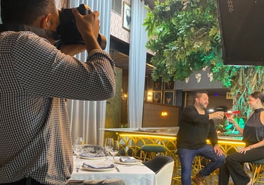 Fotógrafo profesional capturando imágenes para sesión de fotografía corporativa