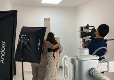 Video corporativo en producción con equipo profesional y cámara de alta calidad