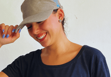 Modelo com boné e camiseta ecólogica da CicloAmbiental do Projeto WCS Pantanal