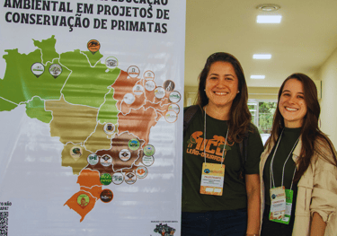 Biologas da Associação Mico Leão Dourado (AMLD) vestindo uniforme ecológica CicloAmbiental
