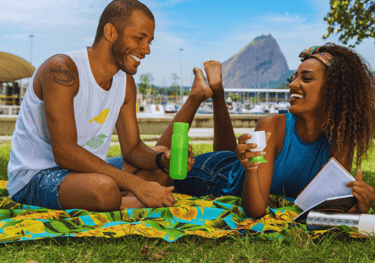 Casal vestindo Moda Ecológica da CicloAmbiental em campanha da DOPPER