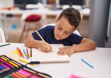 criança fazendo reforço escolar