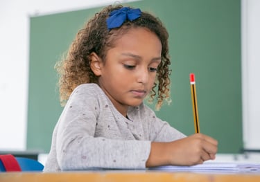 Criança estudando reforço escolar apoio educacional de professora