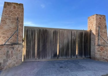 Puerta corredera automática de garaje instalada por Metal Matic Balaguer en Ibiza