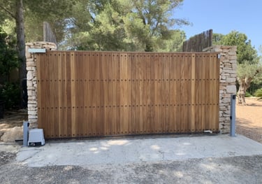 Puerta corredera automática de madera elegante y resistente para viviendas en Ibiza