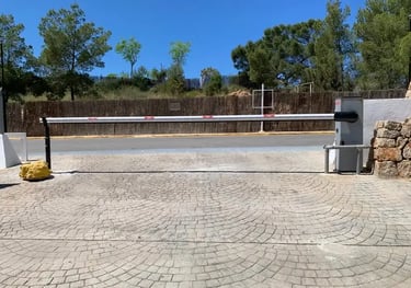 Barrera automática para control de acceso en parking instaladas en Ibiza
