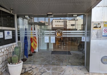 Puerta corredera automática de cristal para accesos peatonales en comercios y oficinas en Ibiza