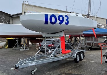 Remorque Mini 6.50 avec conformateurs. Ici un Maxi de chez IDB Marine