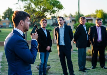 novio hablando por telefono