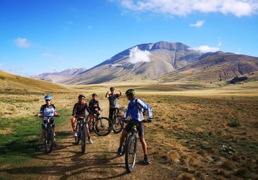 gruppo di cinque escursionisti in ebike alle pendici del Monte Vettore