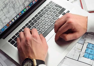Profesional efectuando proyecto en computadora