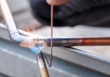 Gasfíter realizando soldadura en tubería de cobre