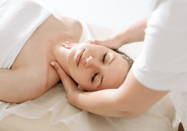 Soin du corps relaxant en institut Insia Beauté – manœuvres enveloppantes et peau plus douce