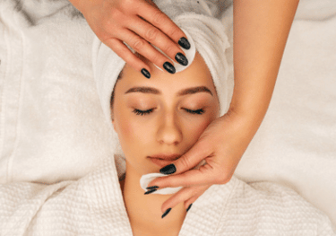 Esthéticienne réalisant un soin du visage hydratant en cabine – Insia Beauté