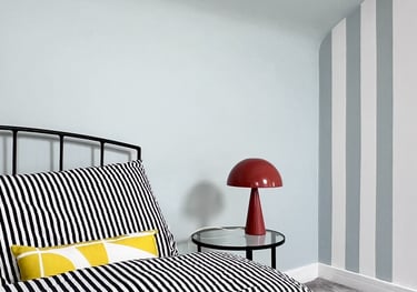 stripe-bedroom-with-lamp