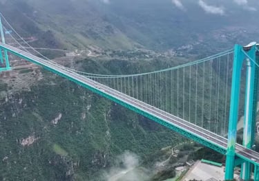 Foto aérea da Ponte do Cânion Huajiang sobre o rio