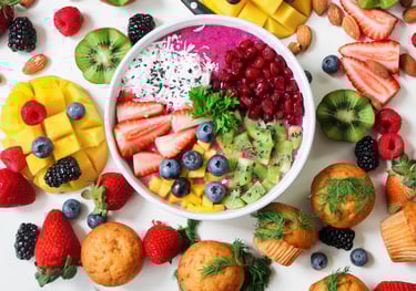 un tazón de frutas y nueces sobre una mesa
