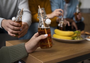 Un grupo de jovenes tomando kombucha en una reunión amistosa.