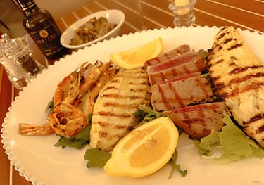 Grigliata di pesce con filetto, gamberi e calamari servita al ristorante Sant’Andrea