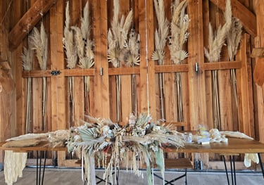 Décoration de table de mariage en graminées et fleurs séchées, créée par l'Ensorce'Fleurs