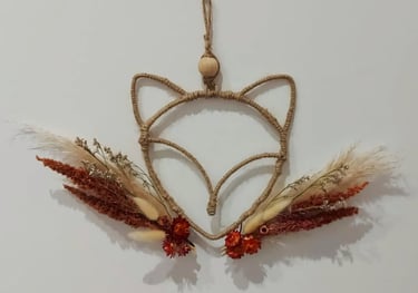 Petit renard suspendu dans les tons beige/orangé crée par L'Ensorce'Fleurs