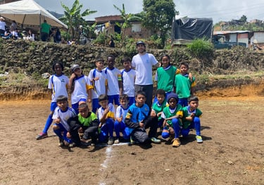 Un grupo de niños y niñas de la fundación posando para una foto