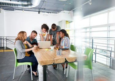 Grupo en taller interactivo de coaching, transmitiendo acompañamiento y profesionalismo.