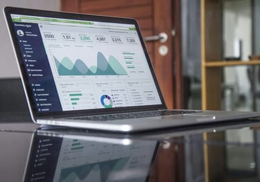 Portatile con grafico di trend degli investimenti, rappresentando l'analisi e crescita finanziaria